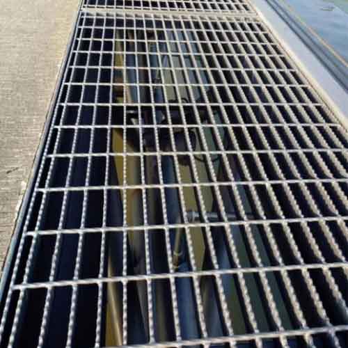 Walkway platform anti slip step steel grating well cover drainage ditch cover customized by the manufacturer